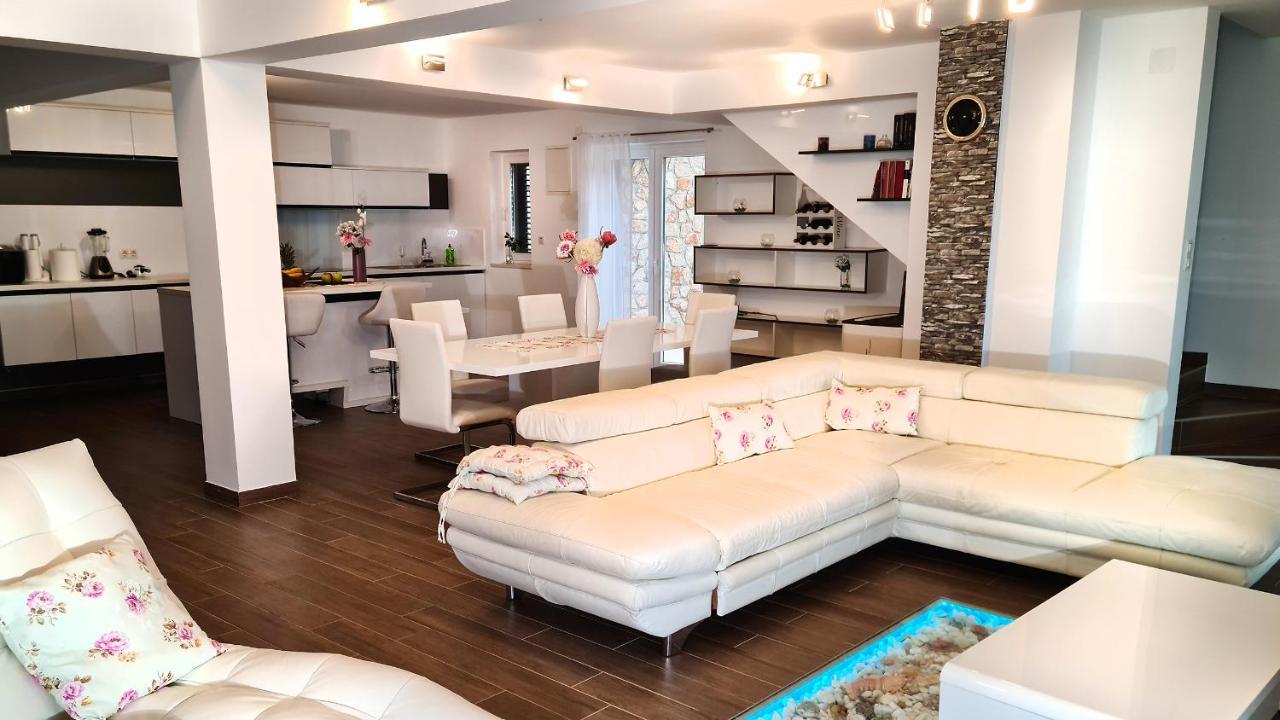 סטארי גראד Villa Relax , With Seaview And Two Pools Near Beach מראה חיצוני תמונה